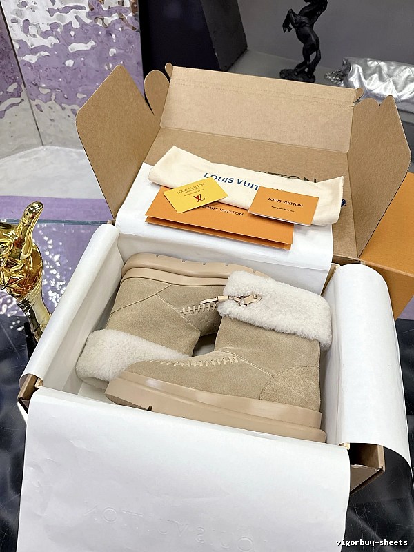 Louis Vuitton Cream Shearling Slip-on Pair in Shearling Slippers for Daily Rotation