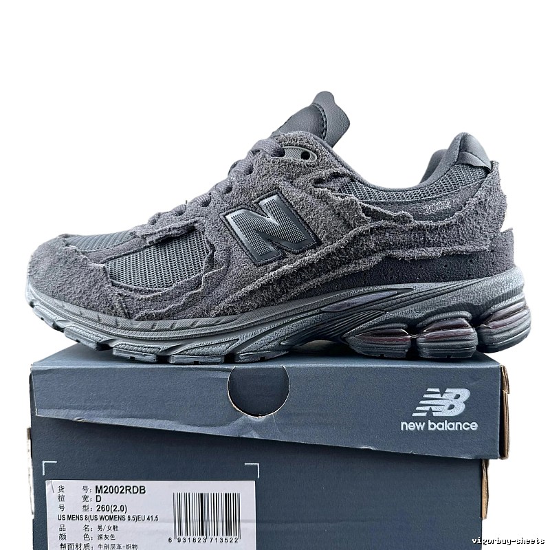 Retro - style gray shoes of New Balance 2002